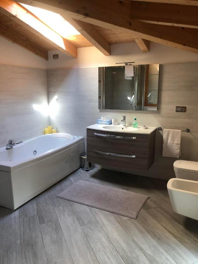 La Casa Sulla Collina Del Castello Villa Breno Eksteriør billede