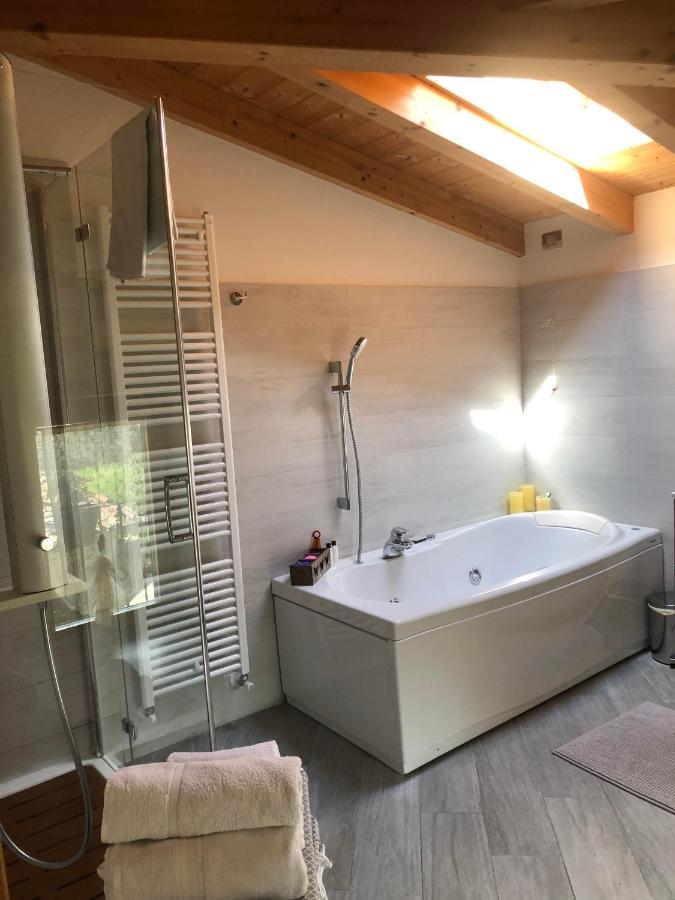 La Casa Sulla Collina Del Castello Villa Breno Eksteriør billede