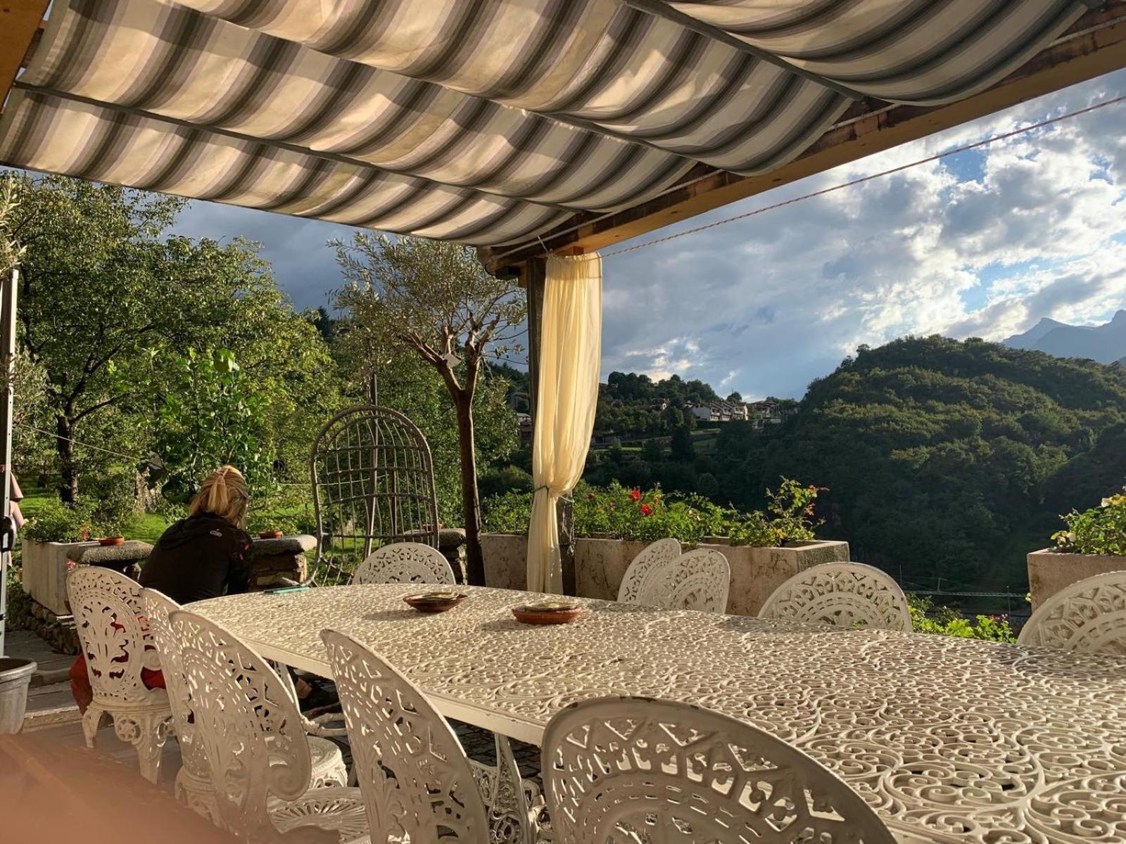 La Casa Sulla Collina Del Castello Villa Breno Eksteriør billede