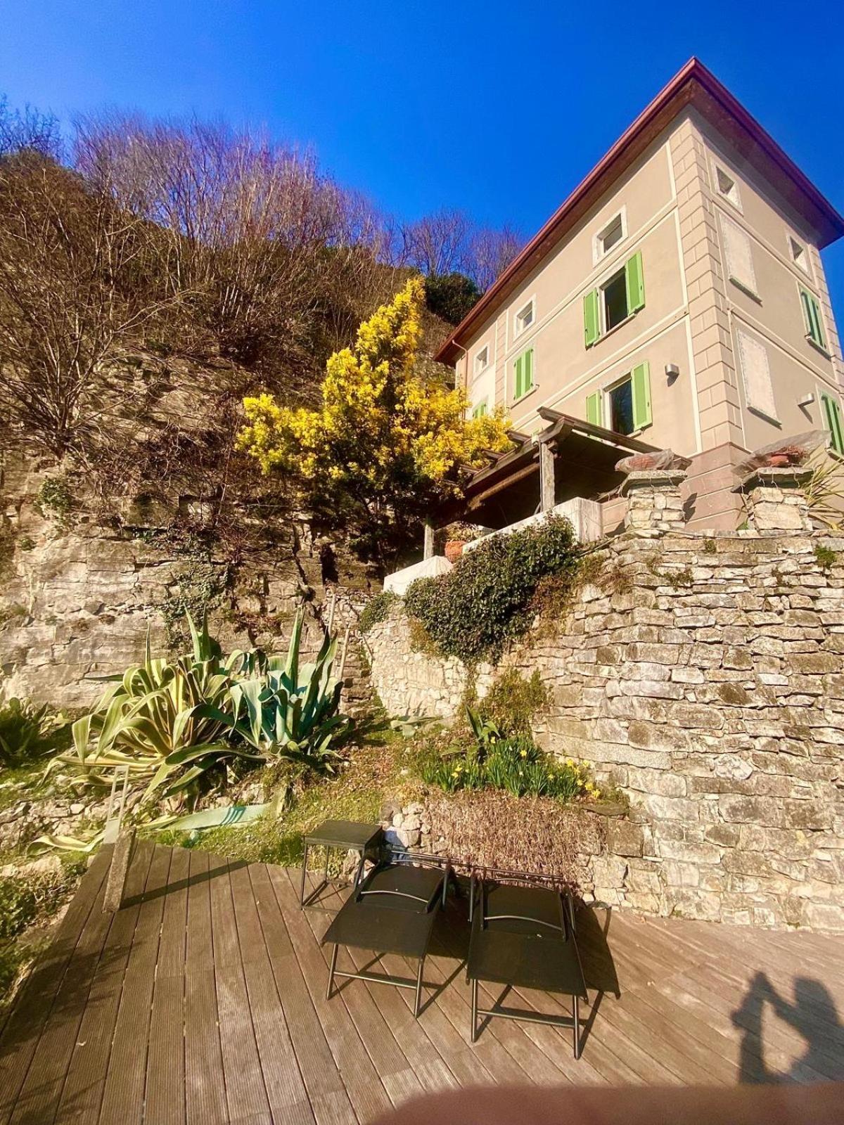 La Casa Sulla Collina Del Castello Villa Breno Eksteriør billede